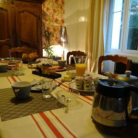 Les Tilleuls - Chambres D'Hotes - ลาโรชฟูโกลด์ ภายนอก รูปภาพ