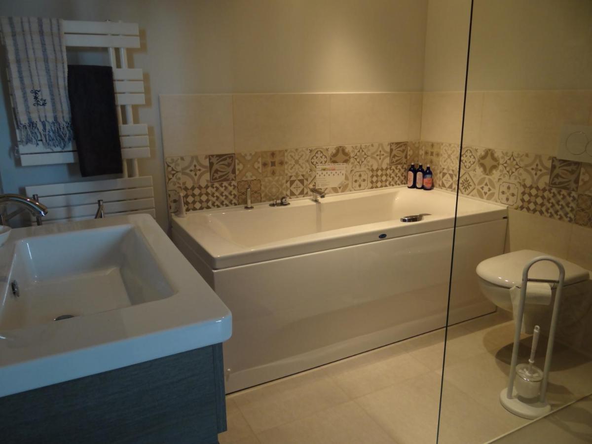 Les Tilleuls - Chambres D'Hotes - ลาโรชฟูโกลด์ ภายนอก รูปภาพ