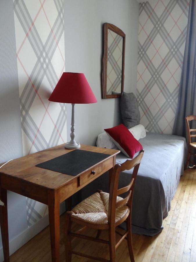 Les Tilleuls - Chambres D'Hotes - ลาโรชฟูโกลด์ ภายนอก รูปภาพ