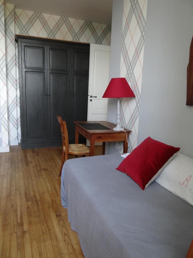 Les Tilleuls - Chambres D'Hotes - ลาโรชฟูโกลด์ ภายนอก รูปภาพ